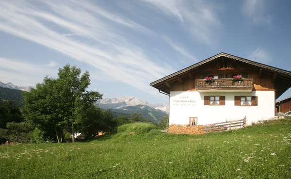 Hausansicht bei der Anfahrt